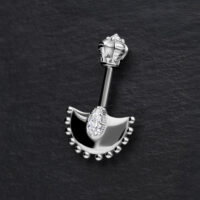 Hopeinen Helix Barbell kristalleilla Hopeinen Helix Barbell kristallikoristeilla mustalla taustalla