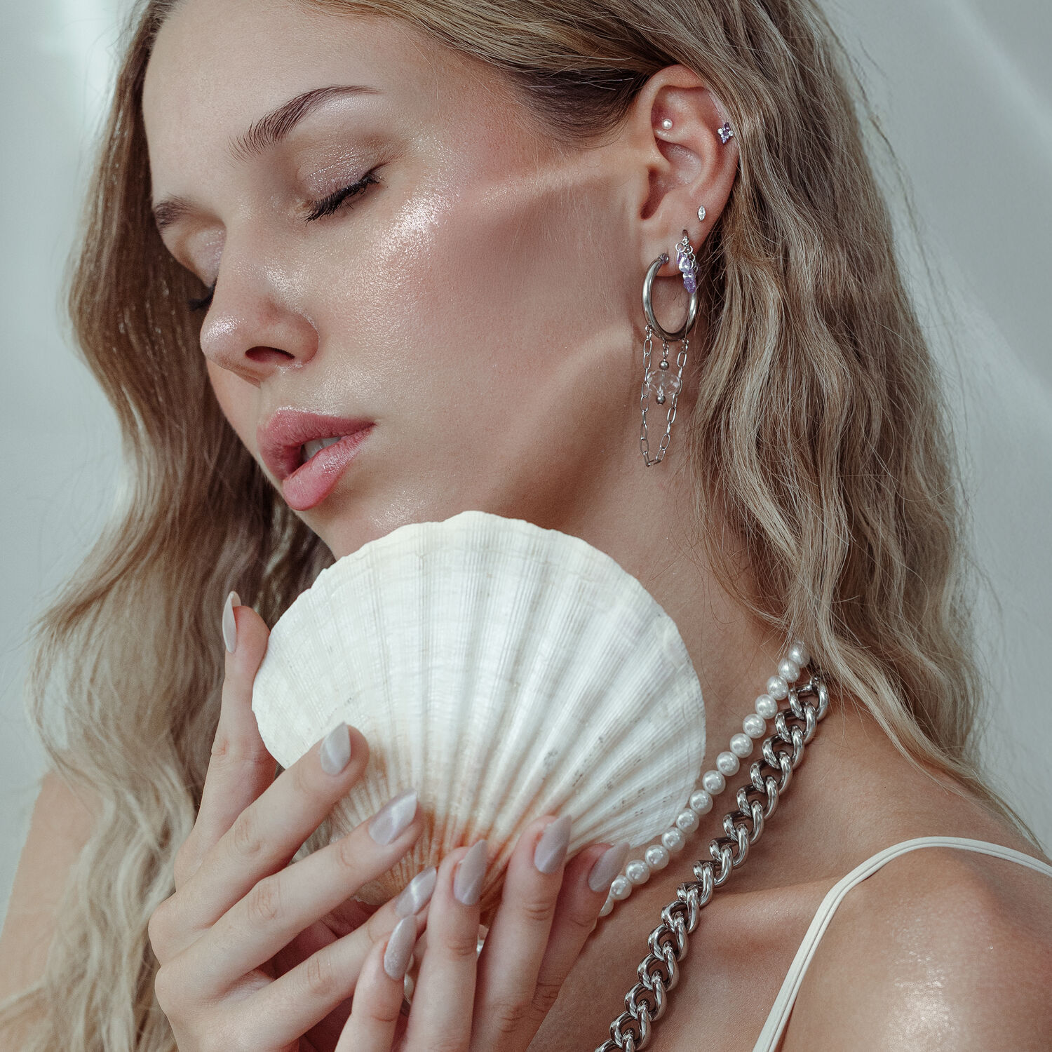 Push Fit Crystal Harmony -osa hopeassa ja kullassa Nainen, jolla on lävistysosa ja simpukka, korvakorut hopeasta ja kullasta
