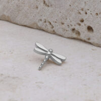 Hopeanvärinen sudenkorento Push Fit -lisäosa Hopeinen sudenkorento lisäosa titaanista vaalealla kivipohjalla