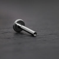 Titan Perfect Fit Labret hopeassa Hopeinen titaaninen labret sisäkierteellä harmaalla taustalla