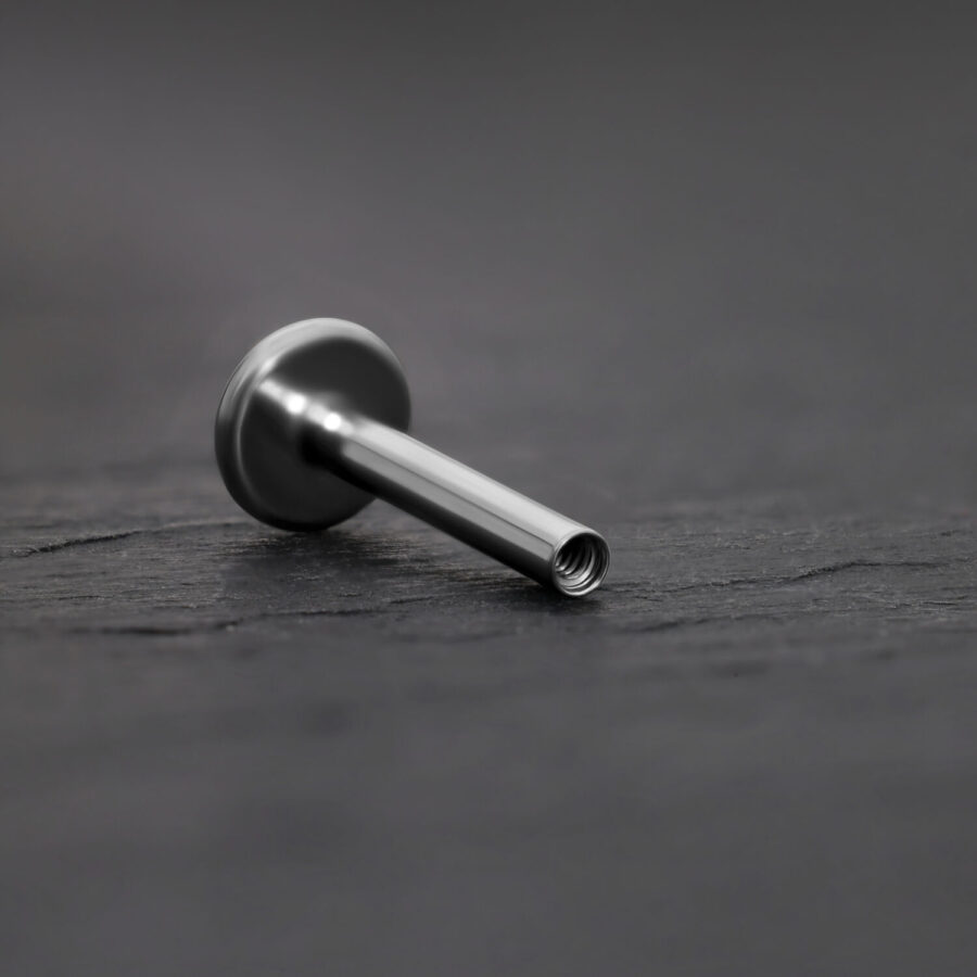 Hopeinen titaaninen labret sisäkierteellä harmaalla taustalla