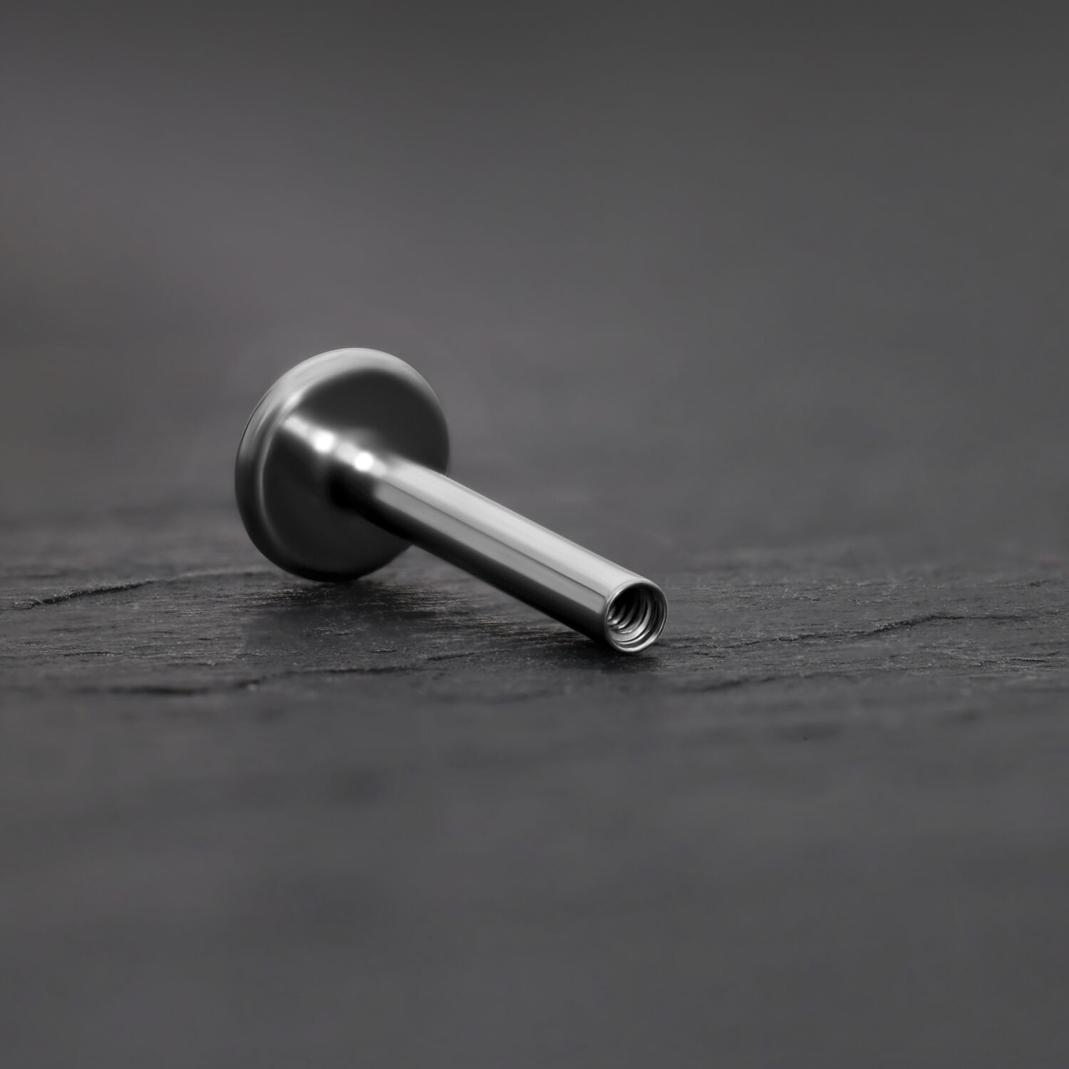 Titan Perfect Fit Labret hopeassa Hopeinen titaaninen labret sisäkierteellä harmaalla taustalla