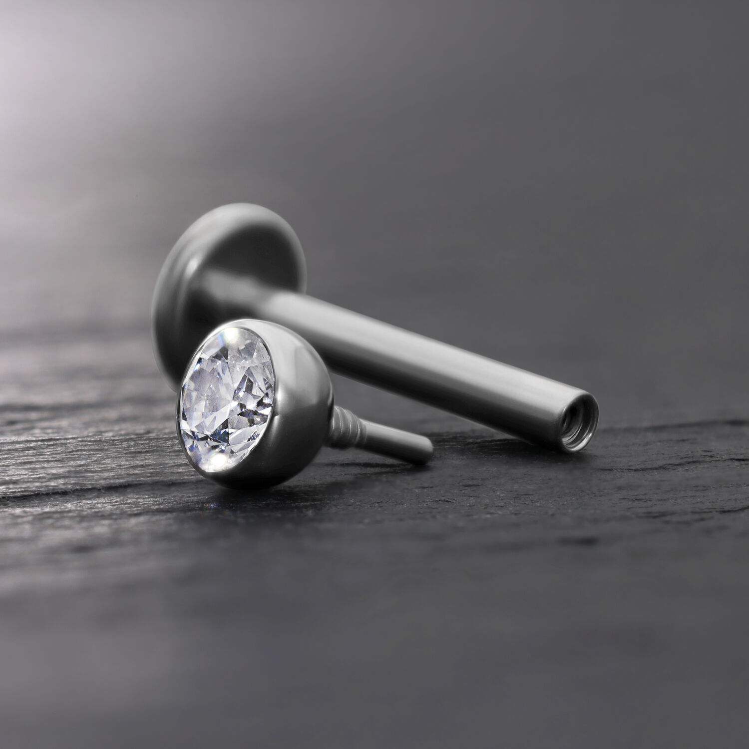Kristallipallo-pää Perfect Fit Labreteille Hopeinen labret-pää, jossa kirkas kristallipallo harmaalla taustalla