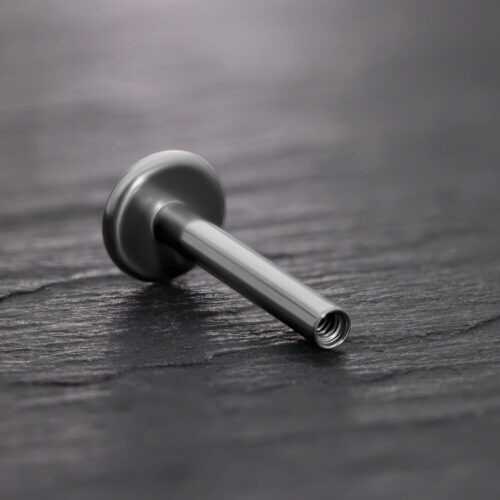 Musta titaani Labret-tappi sisäkierteellä mustalla taustalla