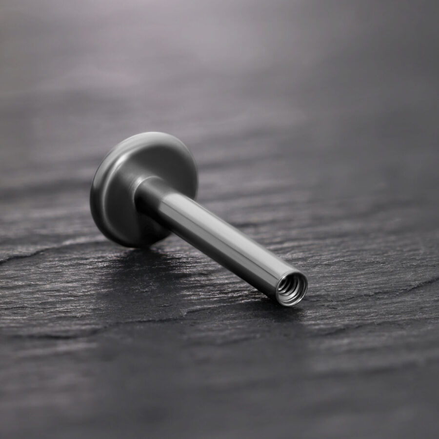 Musta titaani Labret-tappi sisäkierteellä mustalla taustalla