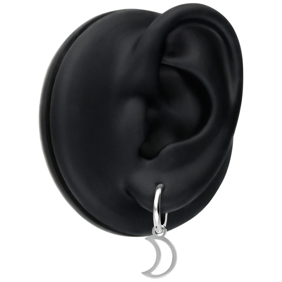Hopeiset Mini Moon Hoops mustassa korvamallissa