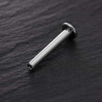 Titaani Labret Pushfit Triple-lävistyksiin Hopeinen titaani Labret Pushfit mustalla taustalla