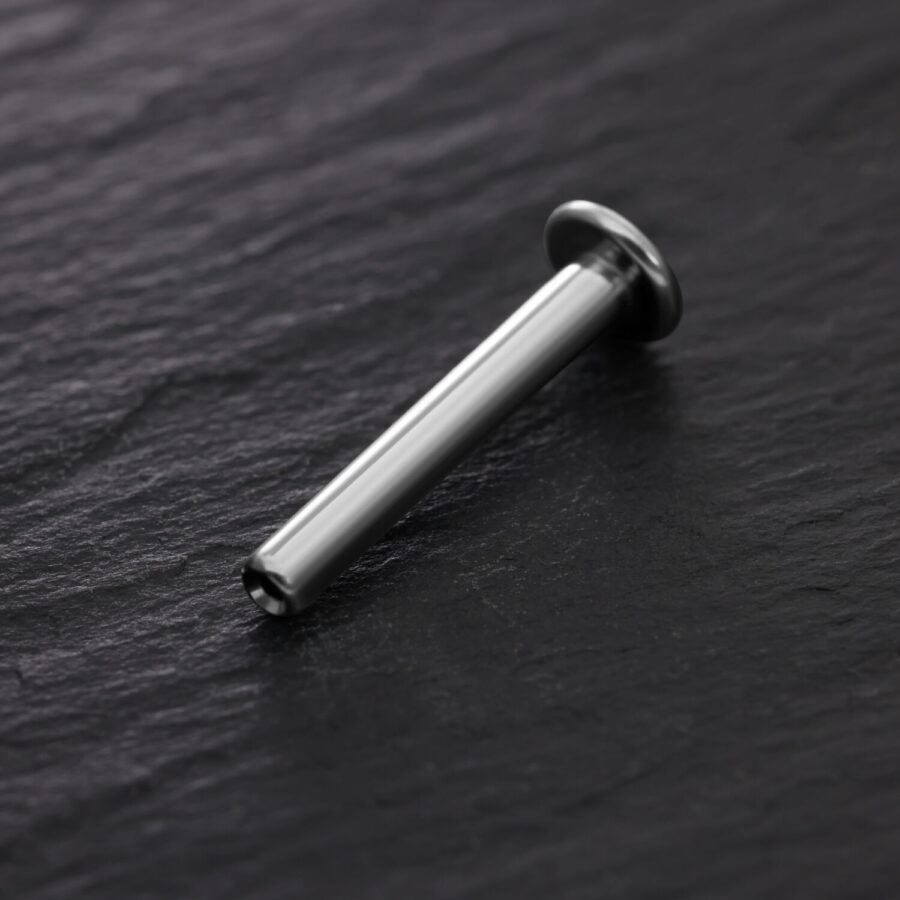 Hopeinen titaani Labret Pushfit mustalla taustalla