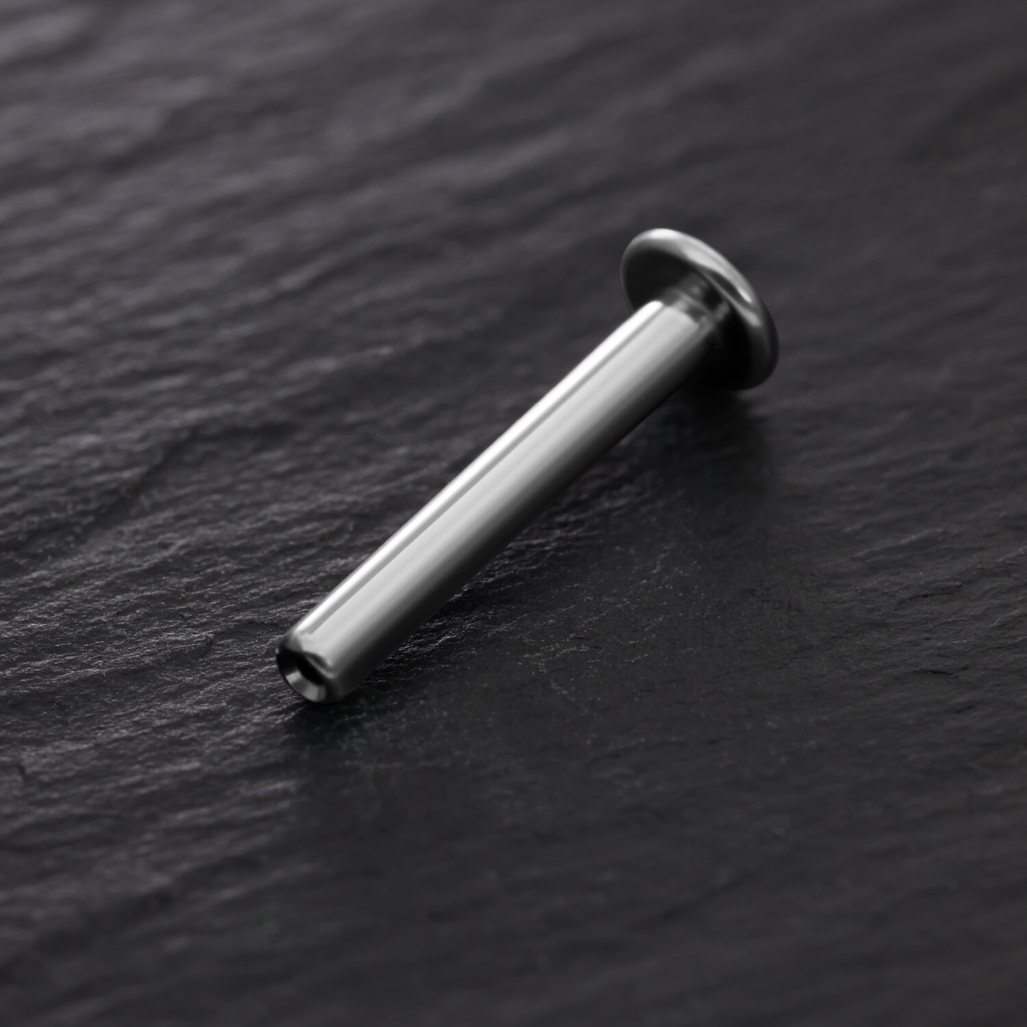 Titaani Labret Pushfit Triple-lävistyksiin Hopeinen titaani Labret Pushfit mustalla taustalla