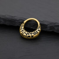 Kultainen Leopard Septum Clicker 10 mm Kultainen septum clicker leopardikuviolla mustalla taustalla