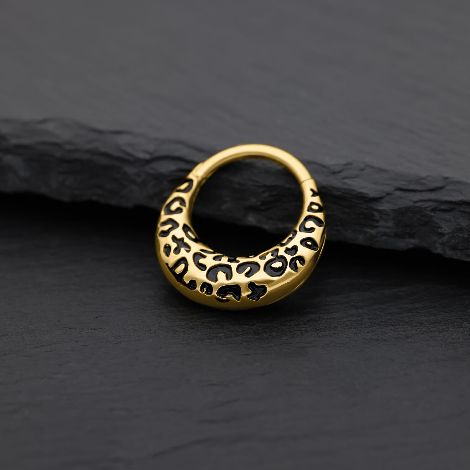 Kultainen Leopard Septum Clicker 10 mm Kultainen septum clicker leopardikuviolla mustalla taustalla