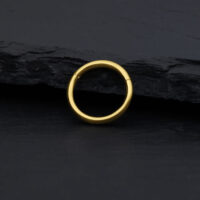 14K Kultainen Sarana Rengas 1,2 mm - 8,0 mm Kultainen 14K sarana rengas, 1,2 mm paksuus, 8,0 mm sisähalkaisija, tummalla taustalla