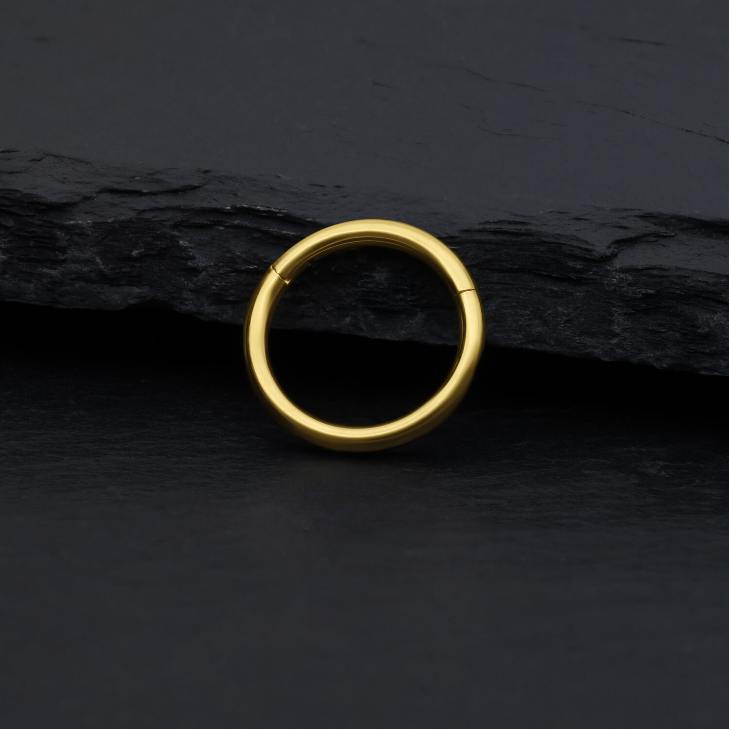 14K Kultainen Sarana Rengas 1,2 mm - 8,0 mm Kultainen 14K sarana rengas, 1,2 mm paksuus, 8,0 mm sisähalkaisija, tummalla taustalla