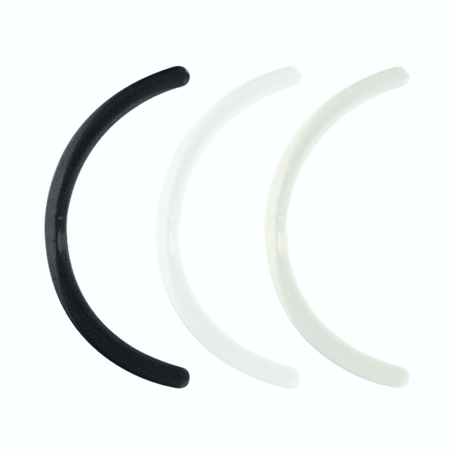 Basic Banana Piercing Stab in Schwarz und Weiß Drei gebogene Piercingstäbe in Schwarz und Weiß auf weißem Hintergrund