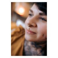 Lähikuva henkilöstä, jolla on Oriental Sun Push-Fit Labret nenälävistyksessä, kultainen väri