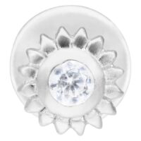Hopeinen labret kristallinkirkkaalla kukkakivellä valkoisella taustalla