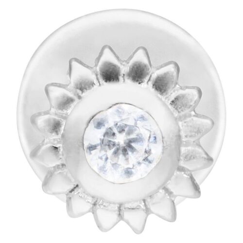 Hopeinen labret kristallinkirkkaalla kukkakivellä valkoisella taustalla
