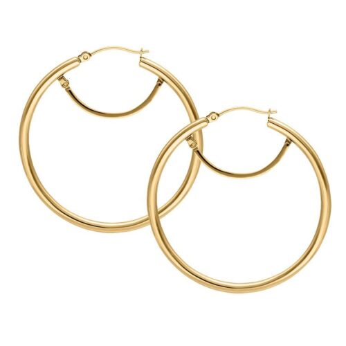 Pari kultaisia klipsikorvakoruja valkoisella taustalla