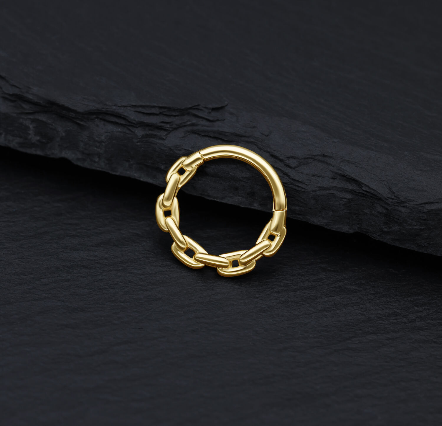 Kultainen ketjurengas 14K kullasta mustalla taustalla