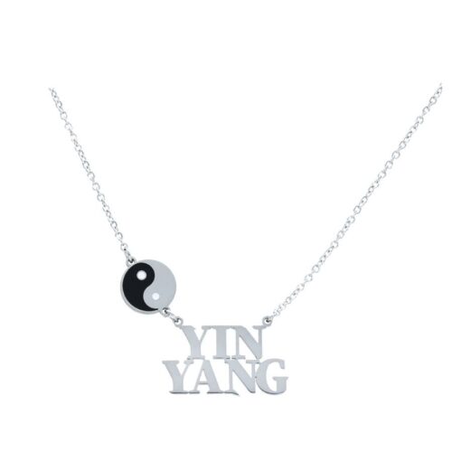 Hopeinen Yin Yang -kaulakoru mustalla ja valkoisella riipuksella valkoisella taustalla