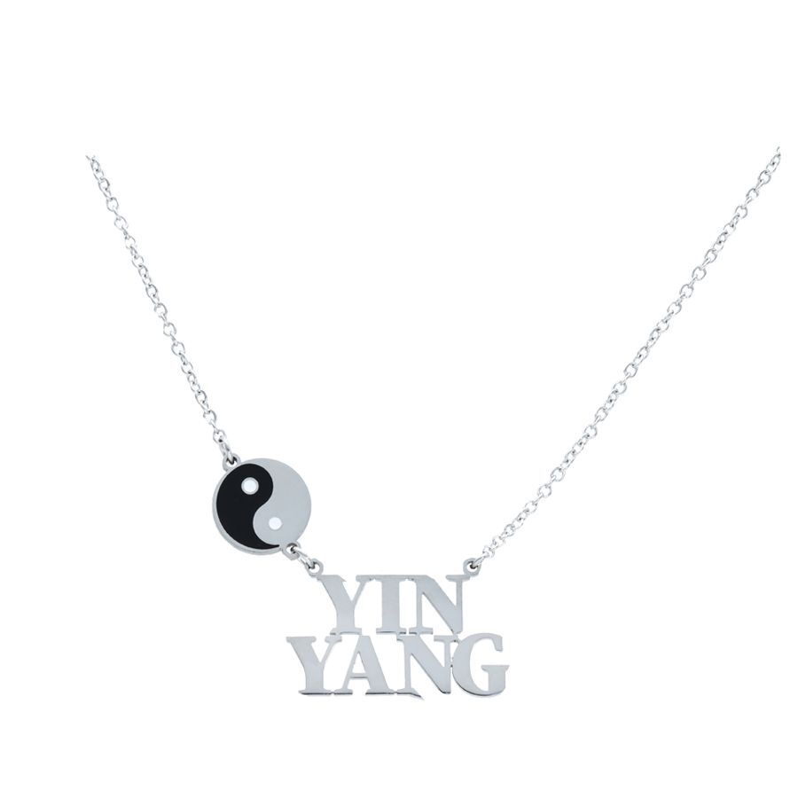 Hopeinen Yin Yang -kaulakoru mustalla ja valkoisella riipuksella valkoisella taustalla