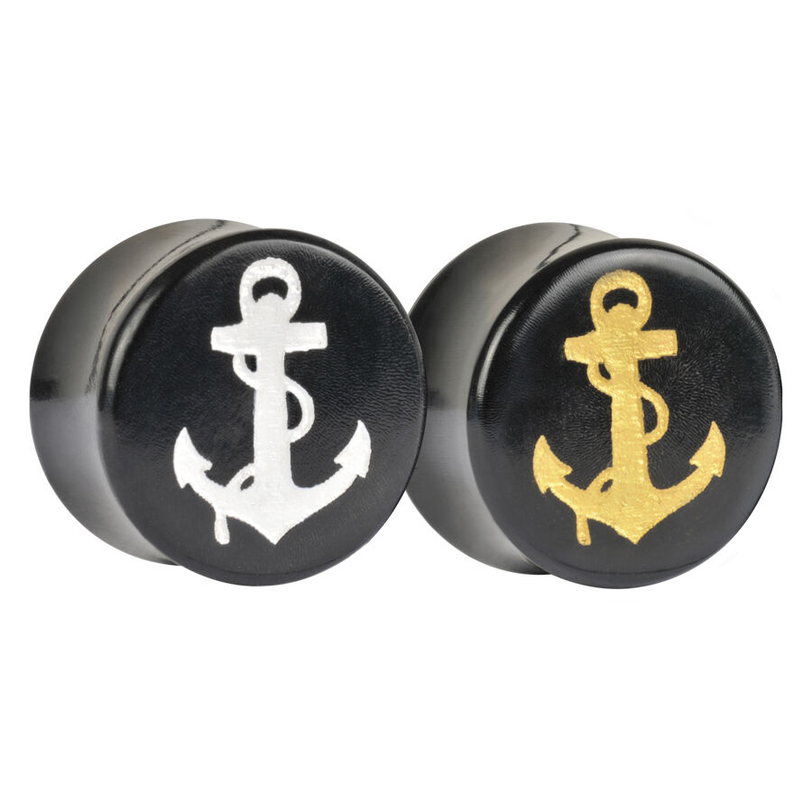 Kaksi puista korvaplugia ankkurikuviolla, toinen kultainen, toinen hopeinen, valkoisella taustalla