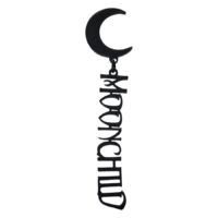Mustat Moonchild korvakorut kirurginteräksestä Mustat korvakorut kuukuviolla ja 'Moonchild' teksti valkoisella taustalla