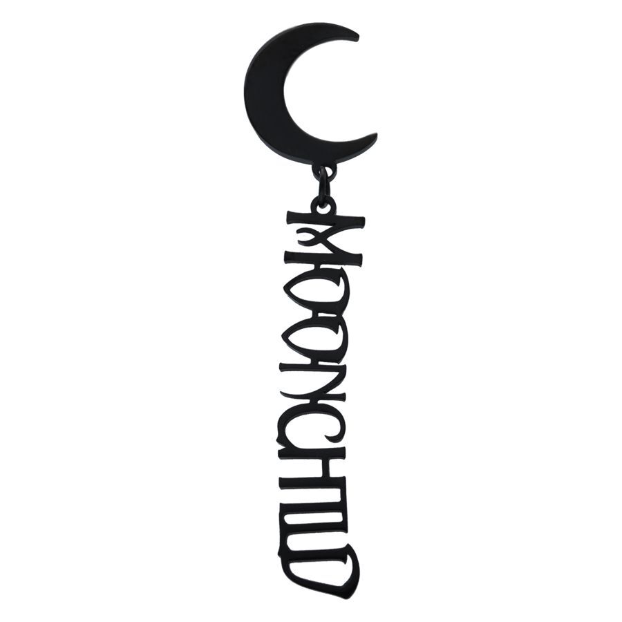 Mustat Moonchild korvakorut kirurginteräksestä Mustat korvakorut kuukuviolla ja 'Moonchild' teksti valkoisella taustalla