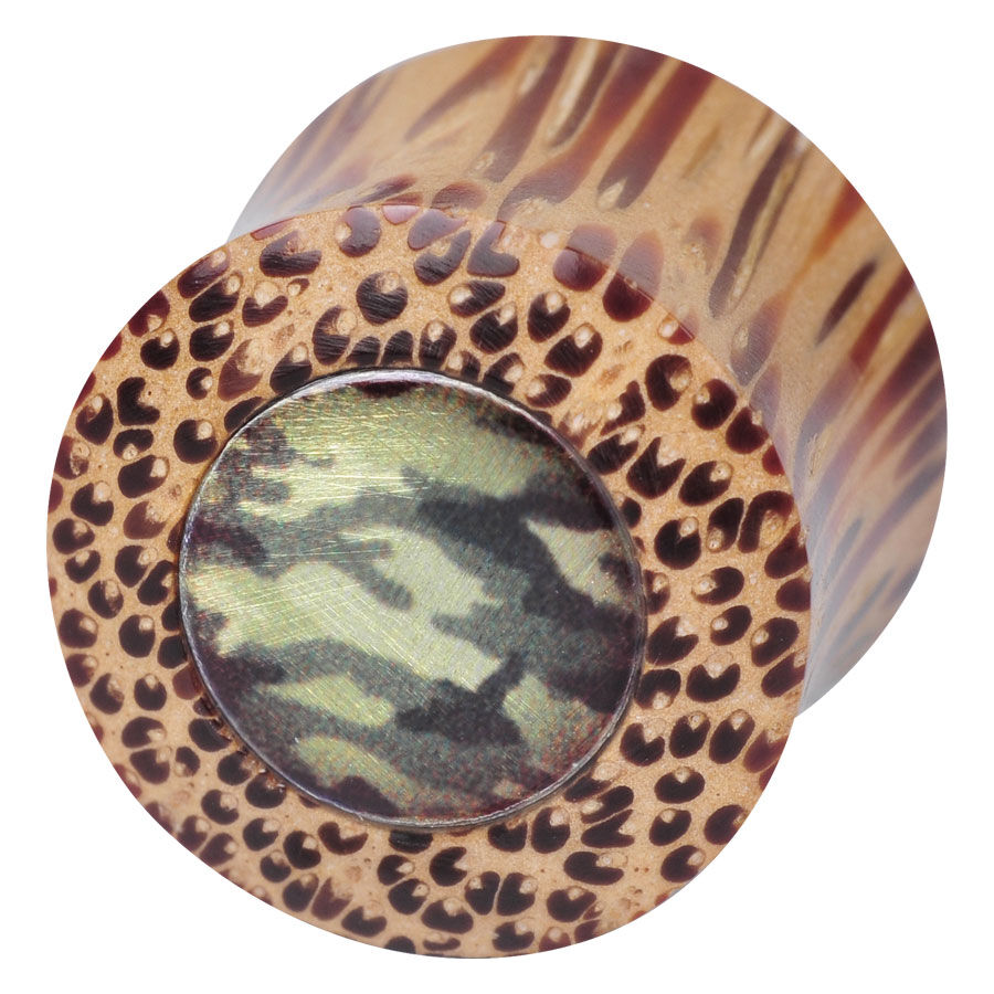 Pyöreä puinen korutulppa, jossa on camouflage-metalliosa valkoisella taustalla
