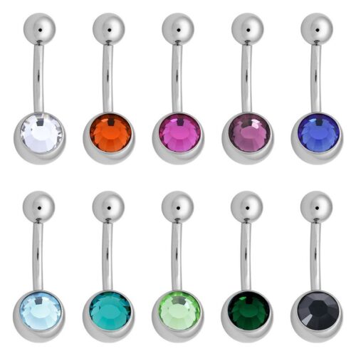 Silbernes Bauchnabelpiercing mit bunten Kristallen auf weißem Hintergrund