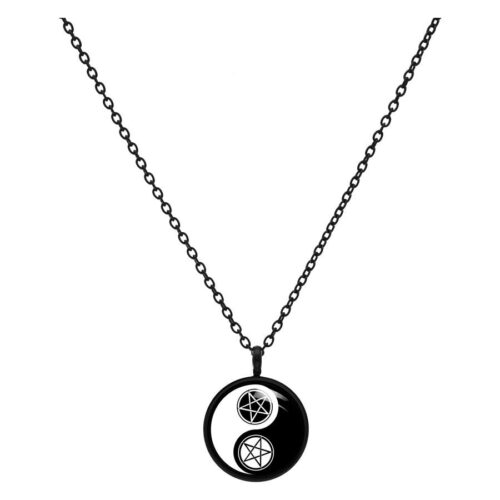 Musta Yin Yang -kaulakoru pentagrammiriipuksella valkoisella taustalla