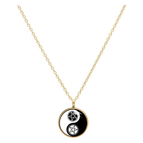 Kultainen kaulakoru Yin Yang -riipuksella valkoisella taustalla