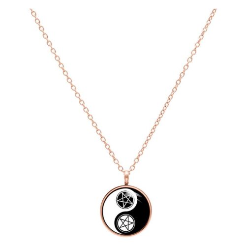 Yin Yang -kaulakoru pentagrammilla, ruusukultainen ketju valkoisella taustalla
