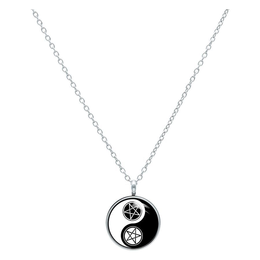 Hopeinen kaulakoru Yin Yang -riipuksella, musta ja valkoinen tausta