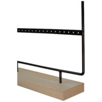 Musta näyttöteline puujalustalla Musta metallikehys vaalealla puujalustalla, minimalistinen