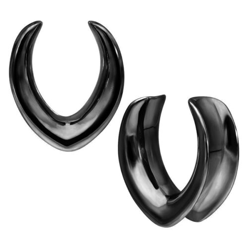 Musta ovaali korvakoru kirurginteräksestä, 30 mm, valkoisella taustalla