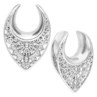 Oriental Ear Saddles hopeasta Wildcatilta Hopeiset, itämaisesti koristellut Ear Saddles kirurginteräksestä 316L valkoisella taustalla
