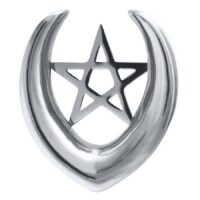 Hopeinen korvasatula pentagrammikuviolla Hopeinen korvasatula kirurginteräksestä, pentagrammi valkoisella taustalla
