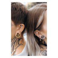 Wildcat Ear Saddles kultaisena ja hopeisena Pari, jolla on kultaiset ja hopeiset Ear Saddles kirurginteräksestä korvissa