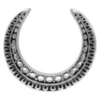 Hopeiset Ear Saddles Maori 8,0 mm koossa valkoisella taustalla