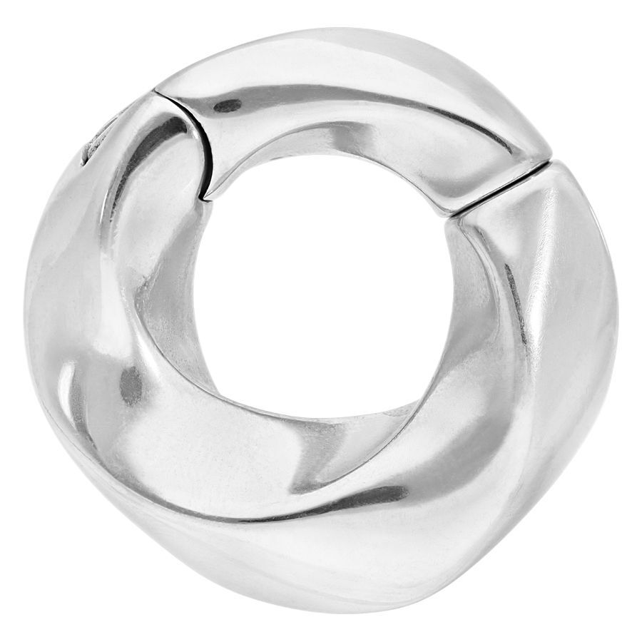 Hopeinen Twisted korvapaino kirurginteräksestä valkoisella taustalla