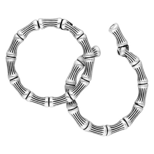 Hopeiset Bonechain korvakorupainot kirurginteräksestä valkoisella taustalla