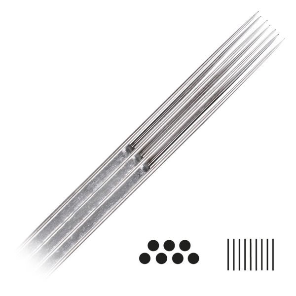 Magnum Long Taper -neulat kirurginteräksestä valkoisella taustalla