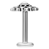 Hopeinen Mandala Labret -lävistys Hopeinen Mandala Labret -lävistys sisäkierteellä valkoisella taustalla