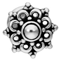 Hopeinen Mandala Labret -lävistys Push Fitillä Hopeinen Mandala Labret -lävistys valkoisella taustalla, yksityiskohtainen muotoilu