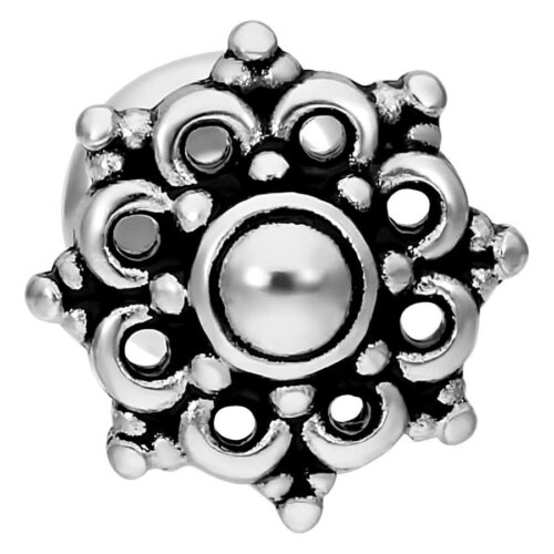 Hopeinen Mandala Labret -lävistys valkoisella taustalla, yksityiskohtainen muotoilu