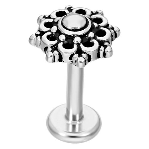 Hopeinen Labret Mandala-kuviolla valkoisella taustalla