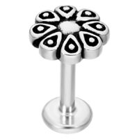 Hopeinen labret kukkakuvioisella designilla valkoisella taustalla
