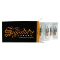 Runde Tattoonadeln im Signature Design Schwarze Verpackung mit goldener Schrift und drei runde Tattoonadeln auf weißem Hintergrund