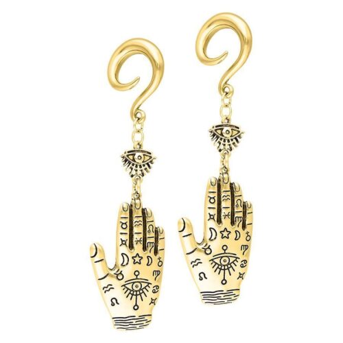 Kaksi kultaista Hamsa-käsi korvapainoa metallista, 10,0 mm, valkoisella taustalla